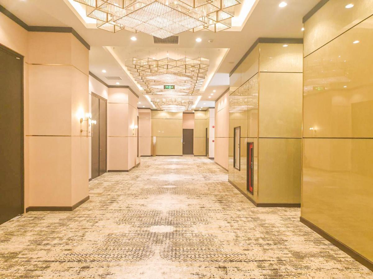 Diamond Stars Ben Tre Hotel Eksteriør billede A corridor in a hotel