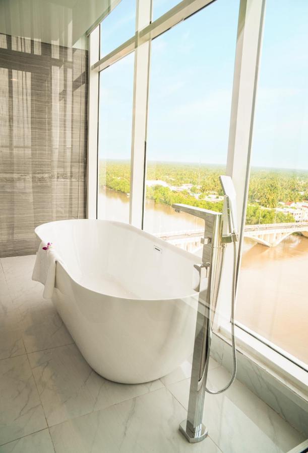 Diamond Stars Ben Tre Hotel Eksteriør billede A freestanding bathtub